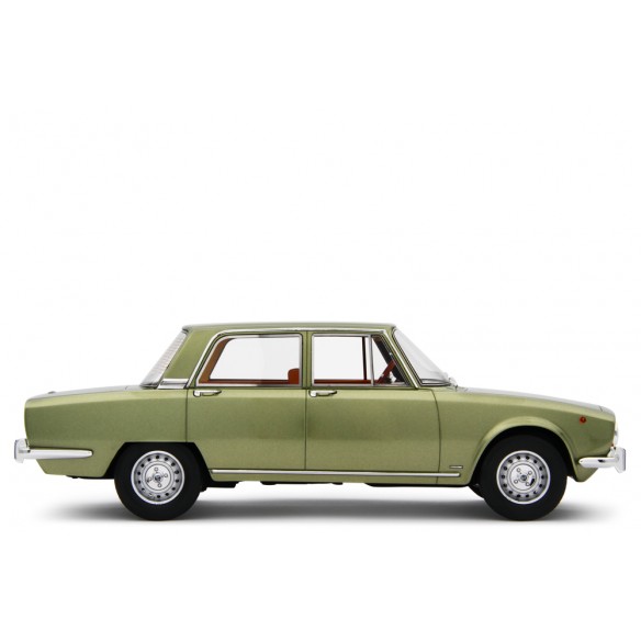 Alfa Romeo 2000 berlina 1971 1/18