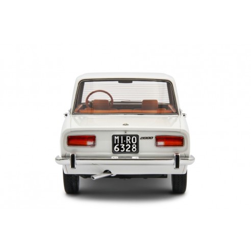 Alfa Romeo 2000 berlina 1971 1/18