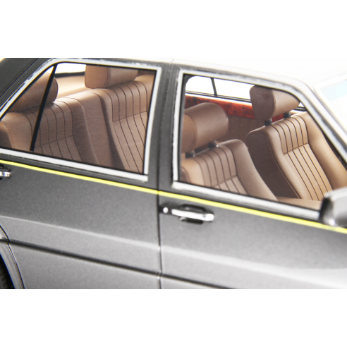 Lancia Thema 8.32 1986 1:18