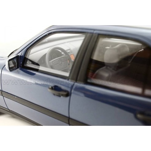 Mercedes C220 (W202) 1995 1:18 Bos...