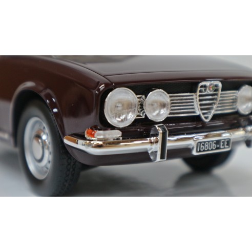 Alfa Romeo 1750 Berlina car model 1/18 red - Laudoracing Models